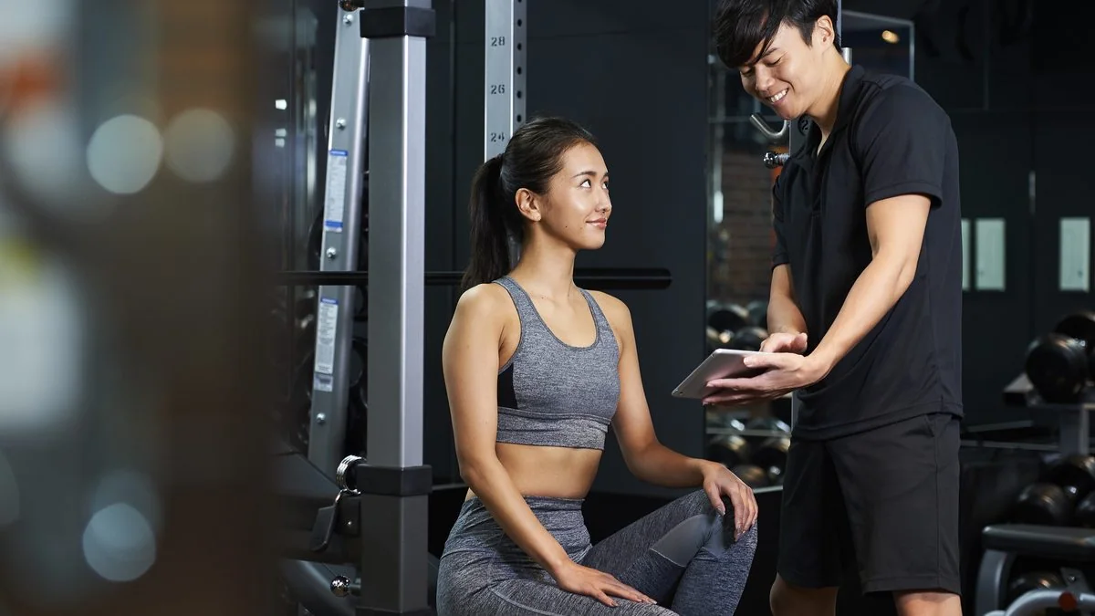 トレーナーがトレーニング内容を説明する実写写真