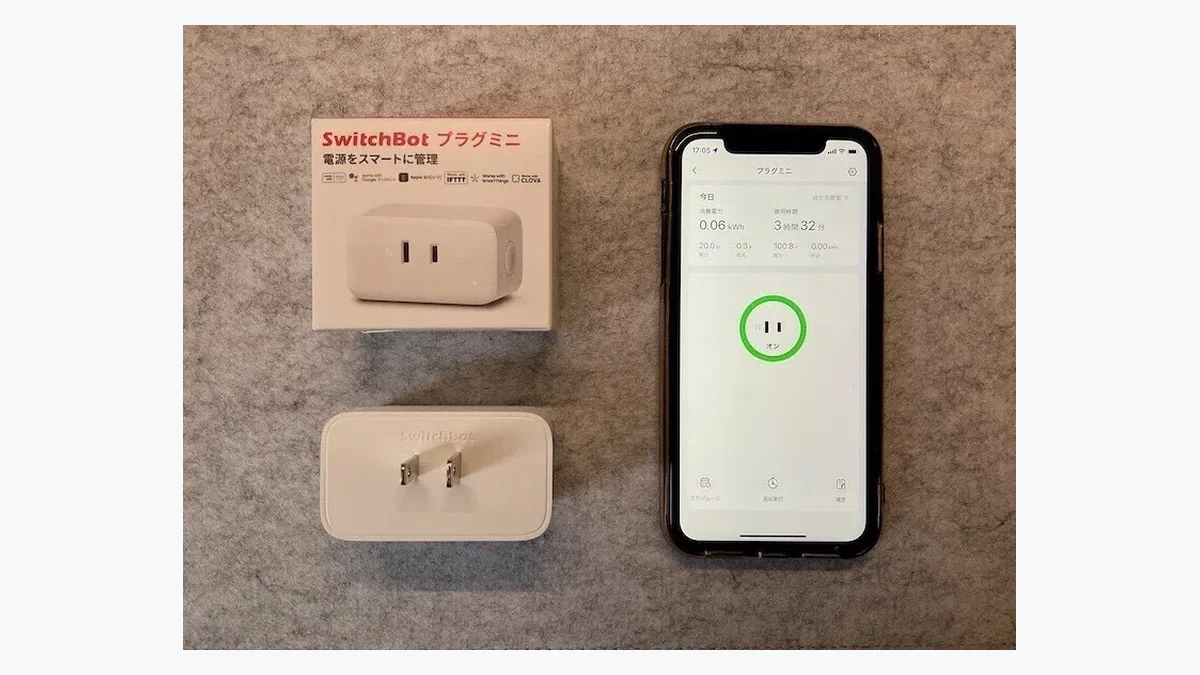 SwitchBotプラグミニとアプリを並べた実写写真